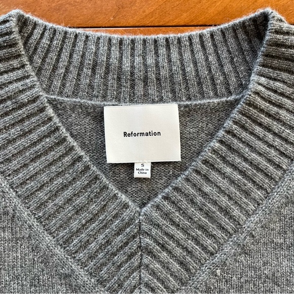 Reformation Dulce 100% Cashmere V-neck Sweater in Thunder Size S - Picture 4 of 10